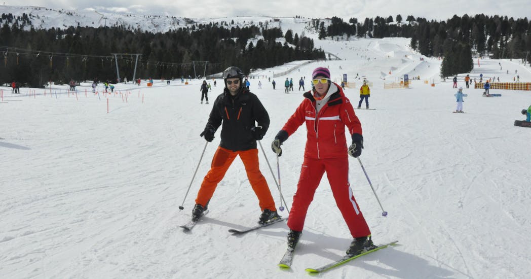 Ein Skifahrer mit seinem privaten SKilehrer während dem privaten Skikurs für Erwachsene für alle Levels mit der Skischule Kreischberg - Mayer.