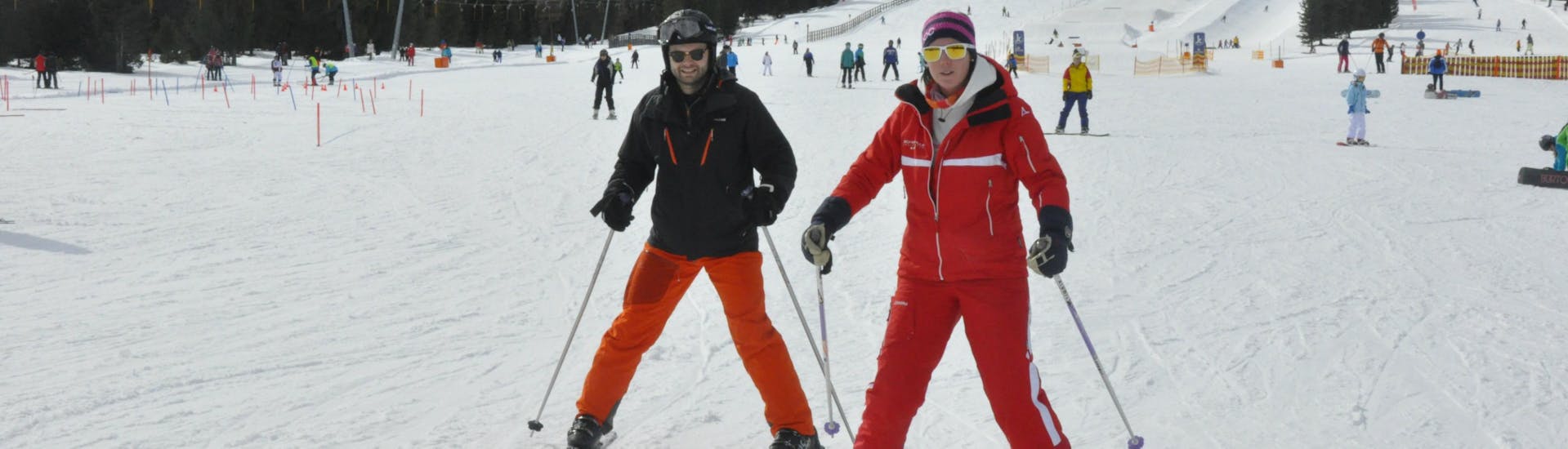 A skier with his private ski instructor during the private ski lessons for adults of all levels with the ski school Kreischberg - Mayer. 
