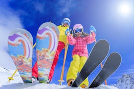Twee kinderen die de privé kinderskilessen vanaf 7 jaar volgen bij de Fulpmes Skischool.