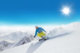 Ein Skifahrer bei dem privaten Skikurs für Erwachsene für alle Levels mit der Skischule Fulpmes.
