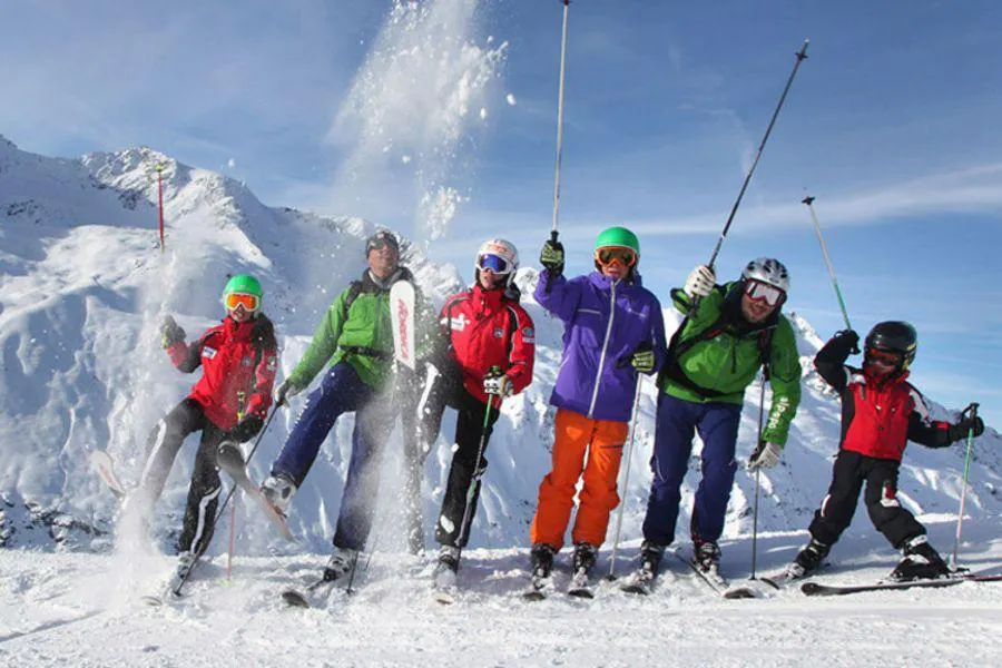 Cours de ski particuliers pour les Familles pour Tous niveaux avec Skischule Alpinsport Obergurgl Une famille prend des cours de ski particuliers pour les familles de tous niveaux avec un moniteur de l'école de ski Alpinsport Obergurgl dans la région d'Öztal.