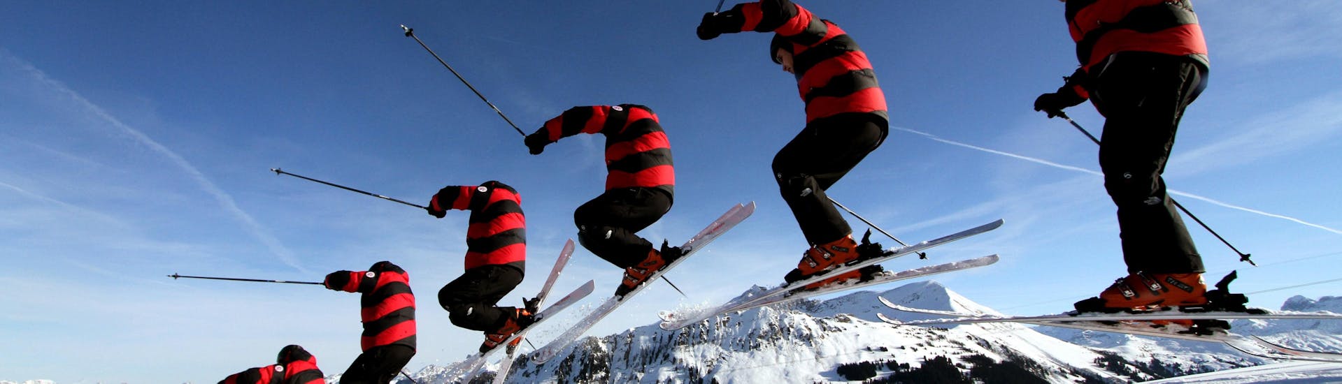 Ein Skifahrer springt beim Privaten Skikurs für Erwachsene aller Levels.