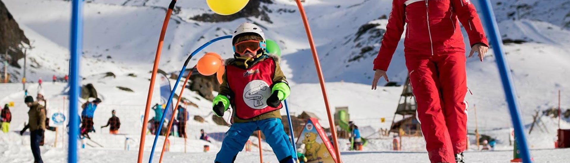 Een privé-skicursus Een kind vermaakt zich tijdens de Kids Skilessen "Snow Fleas" (3-5 j.) voor beginners van de Zwitserse Skischool Saas-Grund. Een gids van de Zwitserse Skischool Wengen laat een skiër de bergen zien.