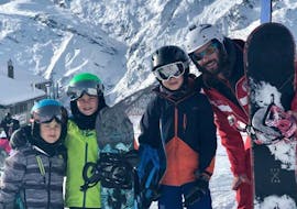 Photo de groupe avec les élèves et le moniteur lors des leçons privées de snowboard pour enfants et adultes de tous niveaux (à partir de 7 ans) de l'école de ski suisse de Saas-Grund.