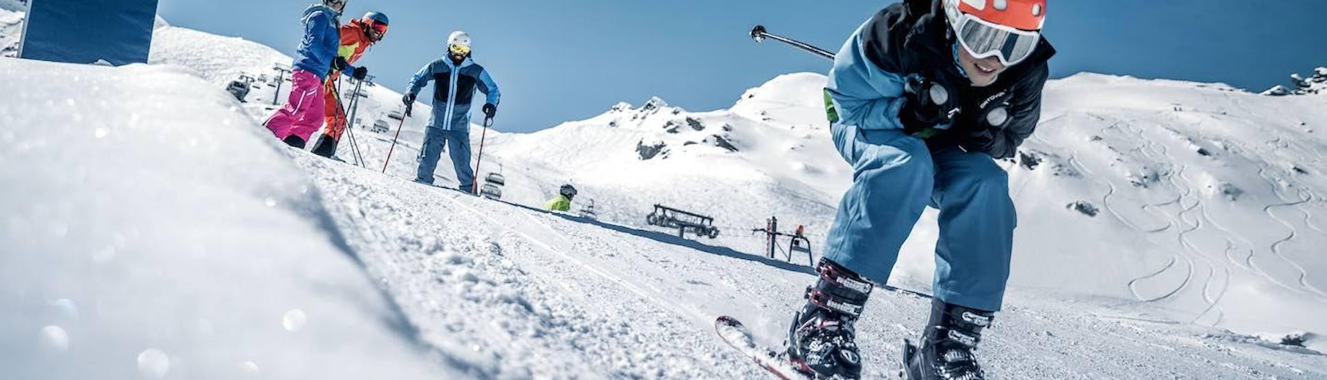 Clases de esquí para niños a partir de 12 años para todos los niveles.
