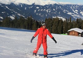 Een snowboardleraar van de skischool Skischule Lechner in Zell am Ziller laat zien hoe je tijdens de privé snowboardles  voor alle niveaus en leeftijden op de juiste manier de piste afrijdt.