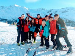 Een groepsfoto van volwassenen tijdens hun privélessen skiën voor volwassenen van alle niveaus van Evolution Skischool Zermatt.