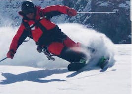 Un skieur profite de la poudreuse lors de son cours privé de ski hors-piste pour tous les niveaux à l'école de ski Evolution de Zermatt.
