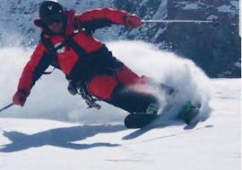 Un skieur profite de la poudreuse lors de son cours privé de ski hors-piste pour tous les niveaux à l'école de ski Evolution de Zermatt.