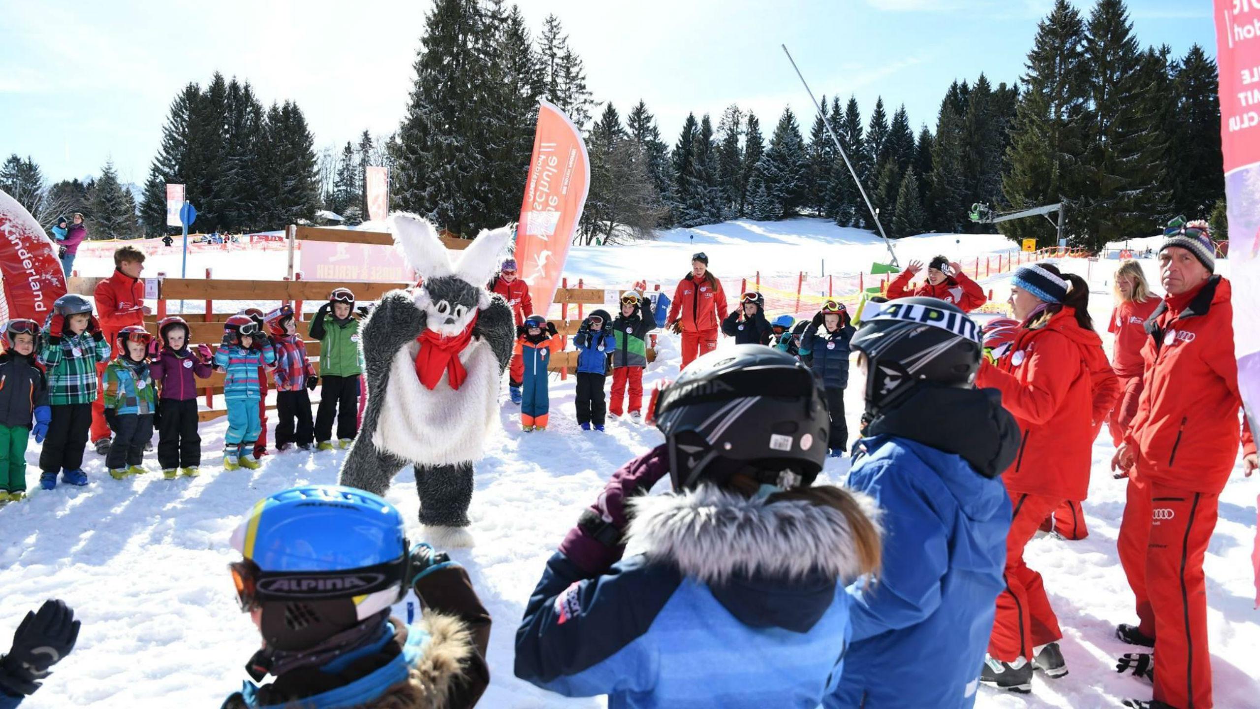 Bunny Hasi from the ski school Neue Skischule Oberstdorf teaches children how to ski during the Kids Ski Lessons "Kids Club" (4-6 years).