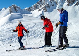 Los esquiadores escuchan las recomendaciones de su instructor de esquí de Evolution 2 Tignes, durante sus clases particulares de esquí para adultos de todos los niveles.