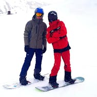 Snowboardlehrer mit Teilnehmer auf der Piste in einem privatem Snowboardkurs bei der schweizer Skischule Crans-Montana.