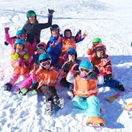 I bambini si divertono sulla neve durante un corso di sci per bambini dai 4 ai 5 anni dedicato ai principianti a Serre Chevalier con ESI generation.
