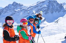 6 bambini si stanno godendo la loro lezione di sci per bambini dai 6 ai 12 anni e sono davvero felici di imparare con il loro istruttore ESI generation a Serre-Chevalier.