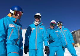 Un groupe de moniteurs accueillent ses étudiants pour des cours de ski adultes de l'ESI generation à Serre-Chevalier.
