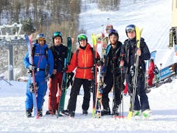 4 skieurs ont pris un cours particulier de ski pour adultes à Serre-Chevalier et passent un bon moment avec leur moniteur d'ESI Generation.