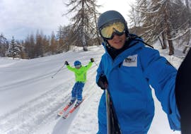 Un bambino segue il suo istruttore durante una divertente lezione privata di sci per bambini a Serre-Chevalier con ESI generation.