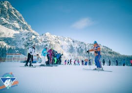 A ski instructors welcomes some skiers to adult ski lessons for all levels with ski school Total Ehrwald at Zugspitze. 