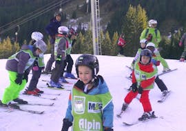 Les petits enfants apprennent à skier dans les cours de ski pour enfants (7-8 ans) - débutants sous la supervision d'un moniteur de l'école Alpin Skischule Oberstdorf.