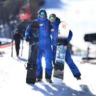 Zwei Lehrer der ESI Generation begrüßen ihre Schüler zu einer privaten Snowboardstunde für Erwachsene in Serre-Chevalier.