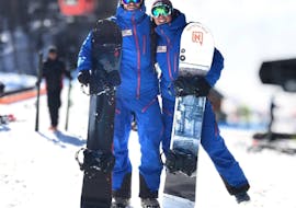 Twee instructeurs van ESI generation verwelkomen hun leerlingen voor een privé snowboardles voor volwassenen in Serre-Chevalier.