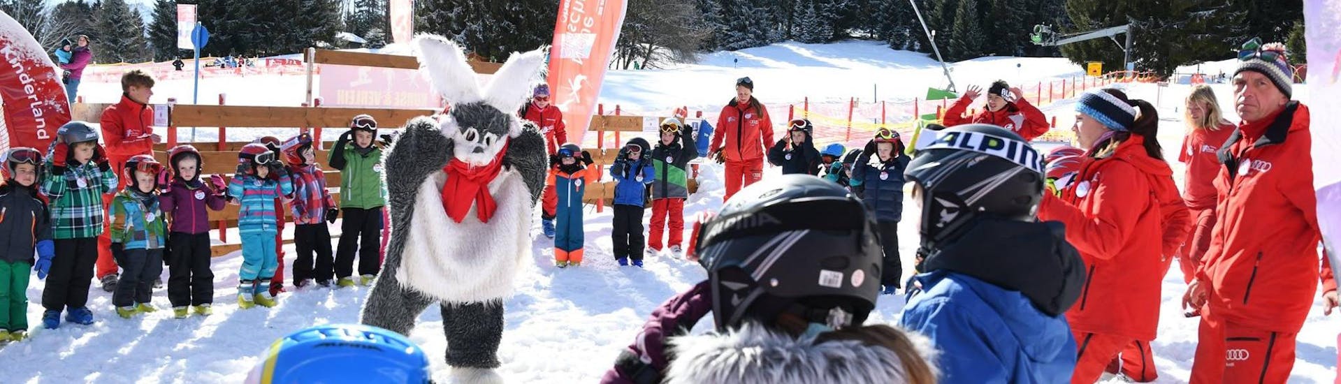 Children are having fun with bunny Hasi during the Private Ski Lessons for Kids - All Levels in the ski school Neue Skischule Oberstdorf.