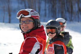 Eine Gruppe Kinder während dem Kinder-Skikurs (5-15 J.) für Anfänger mit Schneesportschule SnowPlus Balderschwang.