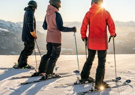Una foto scattata a un istruttore e ai partecipanti durante le lezioni private di sci (da 8 anni) per tutti i livelli da Ralf Hartmann.