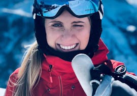 Een skileraar van skischool Lermoos Snowpower bij de kinderskilessen (4-15 jaar) voor alle niveaus.