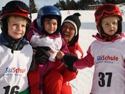 Kinder lächeln während einem Kinder-Skikurs (4-14 J.) für alle Levels - Halbtags mit Skischule Mösern-Seefeld.