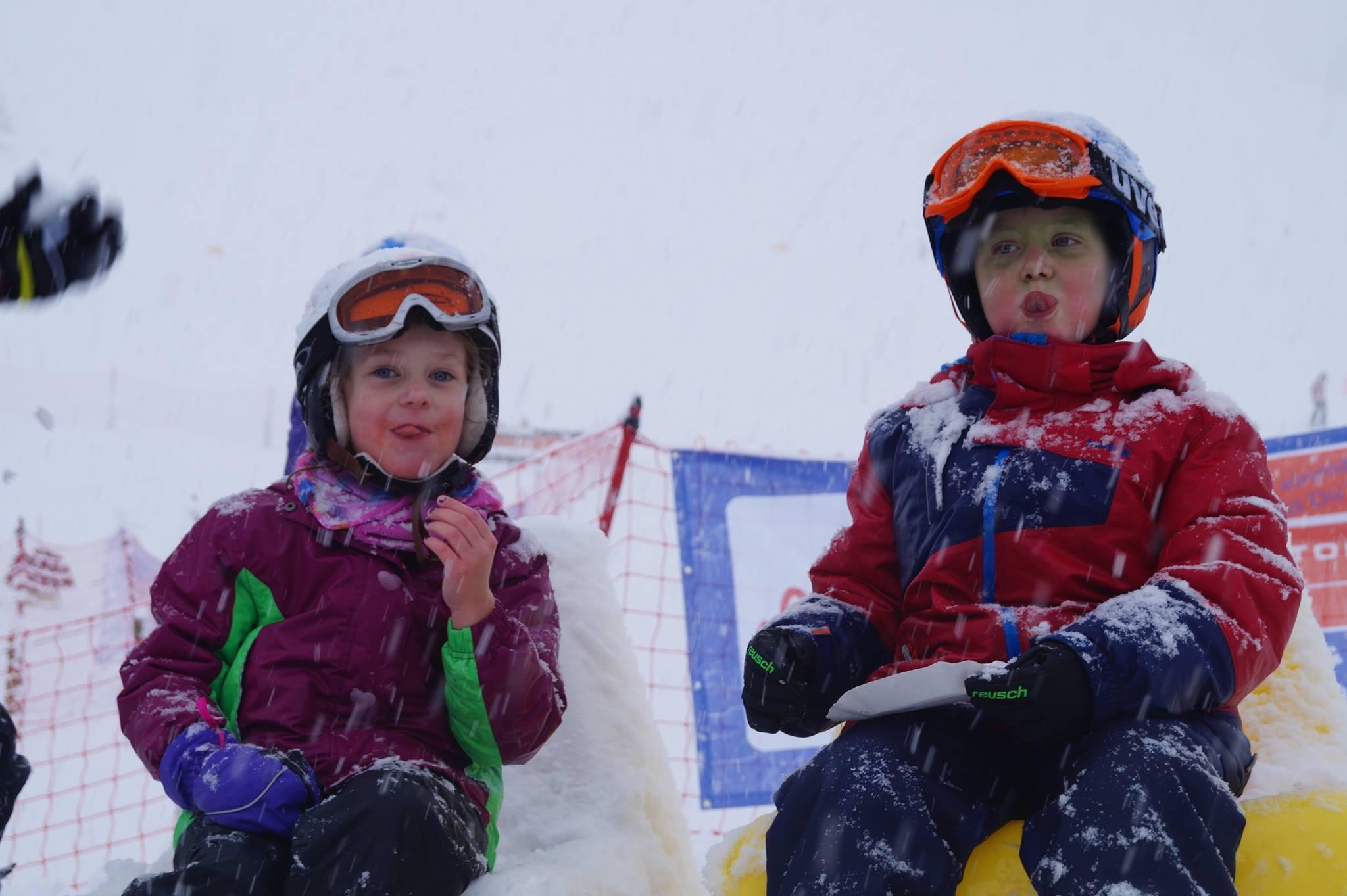 Children eating out in the snow, Alpine and Winter Sports School TOP ON SNOW Sudelfeld
