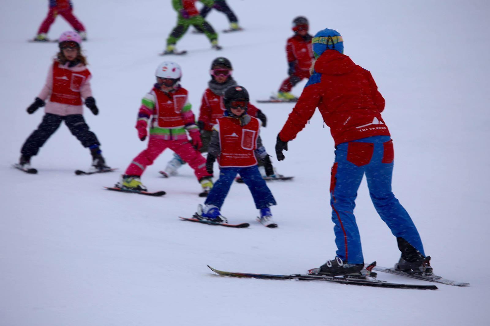 Children learn to ski with the skiing instructor of the alpine and winter sports school TOP ON SNOW Sudelfeld