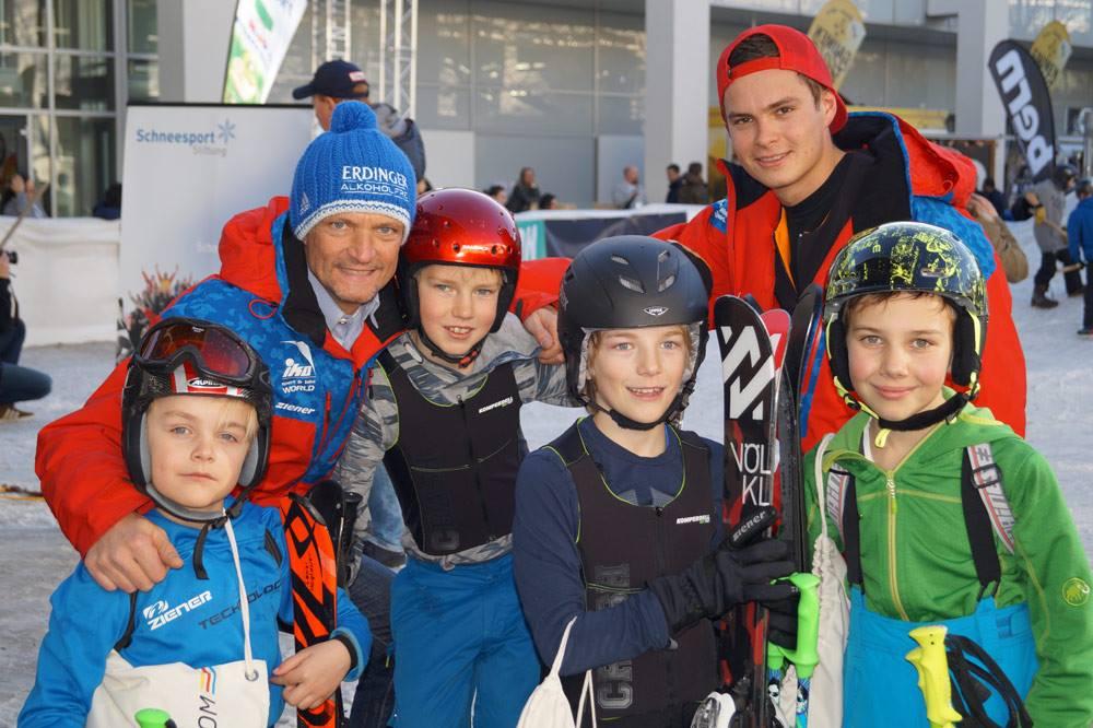 Children in the valley with skiing instructors of the Alpine and Winter Sports School TOP ON SNOW Sudelfeld 