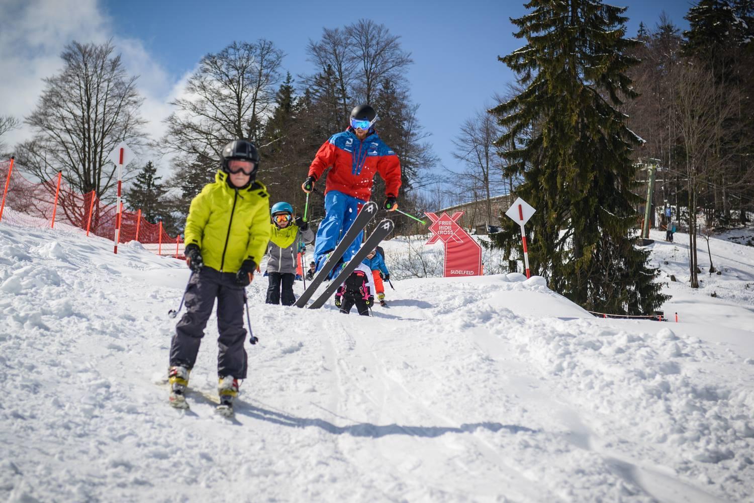 Children on an adventure descent with ski instructor from the Alpine and Winter Sports School TOP ON SNOW Sudelfeld