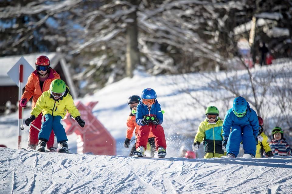 Children on the Ski Cross downhill run with alpine and winter sports school TOP ON SNOW Sudelfeld