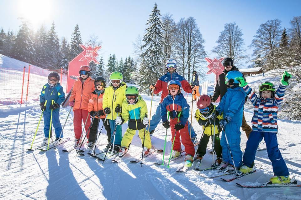 Group photo of the children with ski instructor of the alpine and winter sports school TOP ON SNOW Sudelfeld