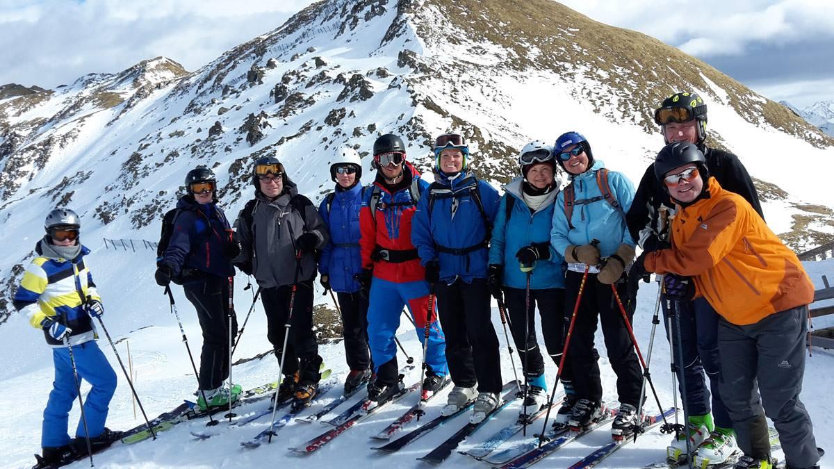 Ski group at the summit with ski instructor from the Alpine and Winter Sports School TOP ON SNOW Sudelfeld