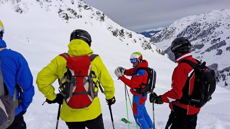 Ski instructor gives tips before the descent, Alpine and winter sports school TOP ON SNOW Sudelfeld