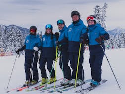 Skifahrer freuen sich über ihren erfolgreichen Skikurs für Erwachsene - Alle Levels und klatschen sich in die Hände mit der Skischule Thomas Spenzel.