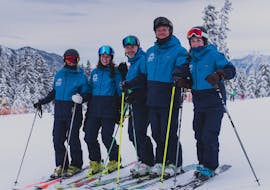 Skifahrer freuen sich über ihren erfolgreichen Skikurs für Erwachsene - Alle Levels und klatschen sich in die Hände mit der Skischule Thomas Spenzel.