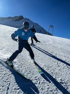 Cursisten gaan in de witte sneeuw  met hun skileraar op de foto tijdens de skilessen voor tieners (13-16 jaar) - alle niveaus bij de skischool Skischule Thomas Spenzel.