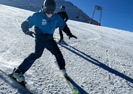 Les participants au cours prennent une photo avec leur moniteur de ski dans la neige blanche lors des cours de ski pour adolescents (13-16 ans) - tous niveaux de l'école de ski Skischule Thomas Spenzel.