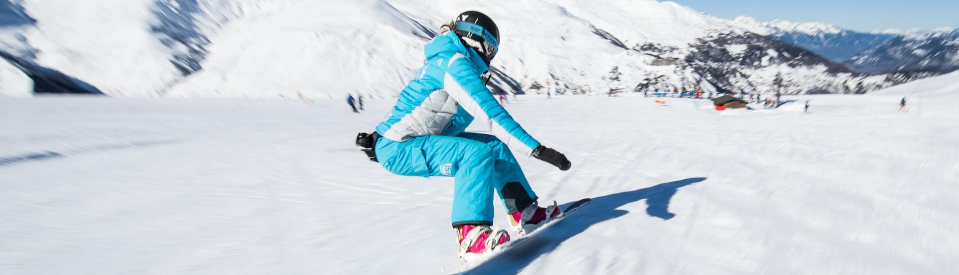 A person is doing Snowboarding Lessons (from 10 y.) - Low Season with ESI St Christophe Les Deux Alpes.