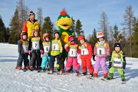 Een groep kinderen wacht op de grote finalerace aan het einde van de kinderskilessen met Richi's Skischule Kreischberg.