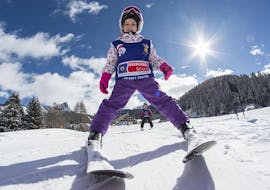Giovane sciatore pronto per iniziare una delle lezioni di sci per bambini per sciatori avanzati mezza giornata a Selva di Val Gardena. 