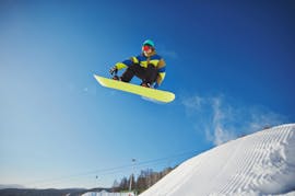 A snowboarder learnt how to jump during snowboarding lessons in small groups with Richi's Skischule Kreischberg.