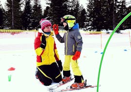 Ein kleiner Skifahrer freut sich über seinen Erfolg beim privaten Skikurs für Kinder aller Altersstufen in Richi's Skischule Kreischberg.