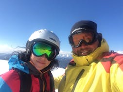 A woman is participating in private ski lessons for adults of all levels with Richi's Skischule Kreischberg.