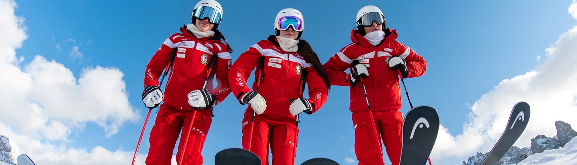 Maestri di sci pronti ad iniziare una delle lezioni di sci per ragazzi per sciatori esperti a Selva di Val Gardena.