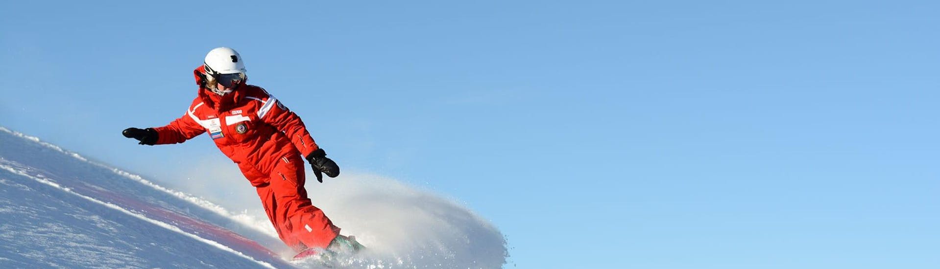 Un istruttore di snowboard si allena sulle fantastiche piste della Val Gardena al mattino presto. Giornata perfetta per una delle lezioni di snowboard per bambini e adulti.